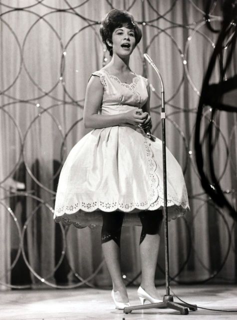 HELEN_SHAPIRO_ON_STAGE