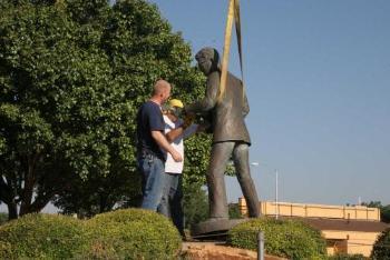 Buddy_Holly_Statue_Removal_1.jpg