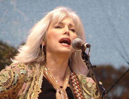 Emmylou_On_Stage.jpg