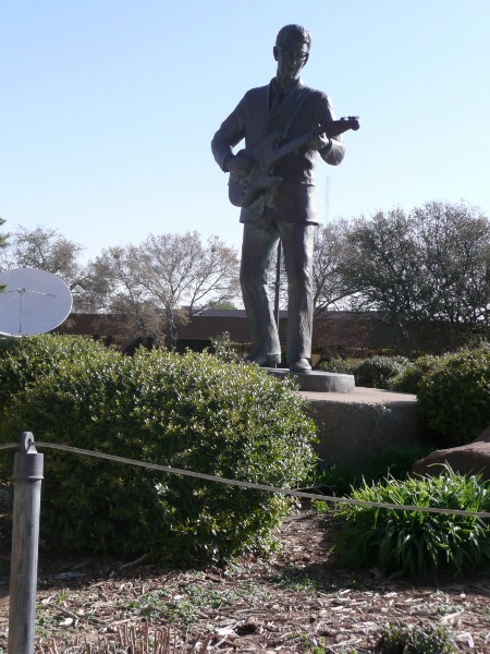 Buddy_Holly_Statue_Lubbock_TX.jpg 