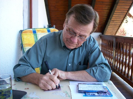 Signing_autographs_BOB_HALE.jpg