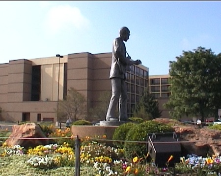 Buddy_Holly_Statue_Lubbock_TX.jpg