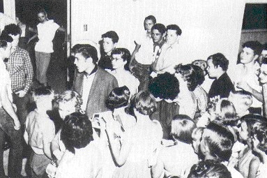 1955 Elvis, Buddy und Bob auf 1 Photo. B & B ganz rechts sehen sich Elvis an, der zum ersten Mal in Lubbock auftritt.
